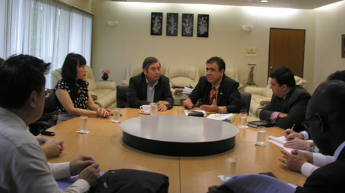 Vietnamese Ambassador in Thailand meets AIT students